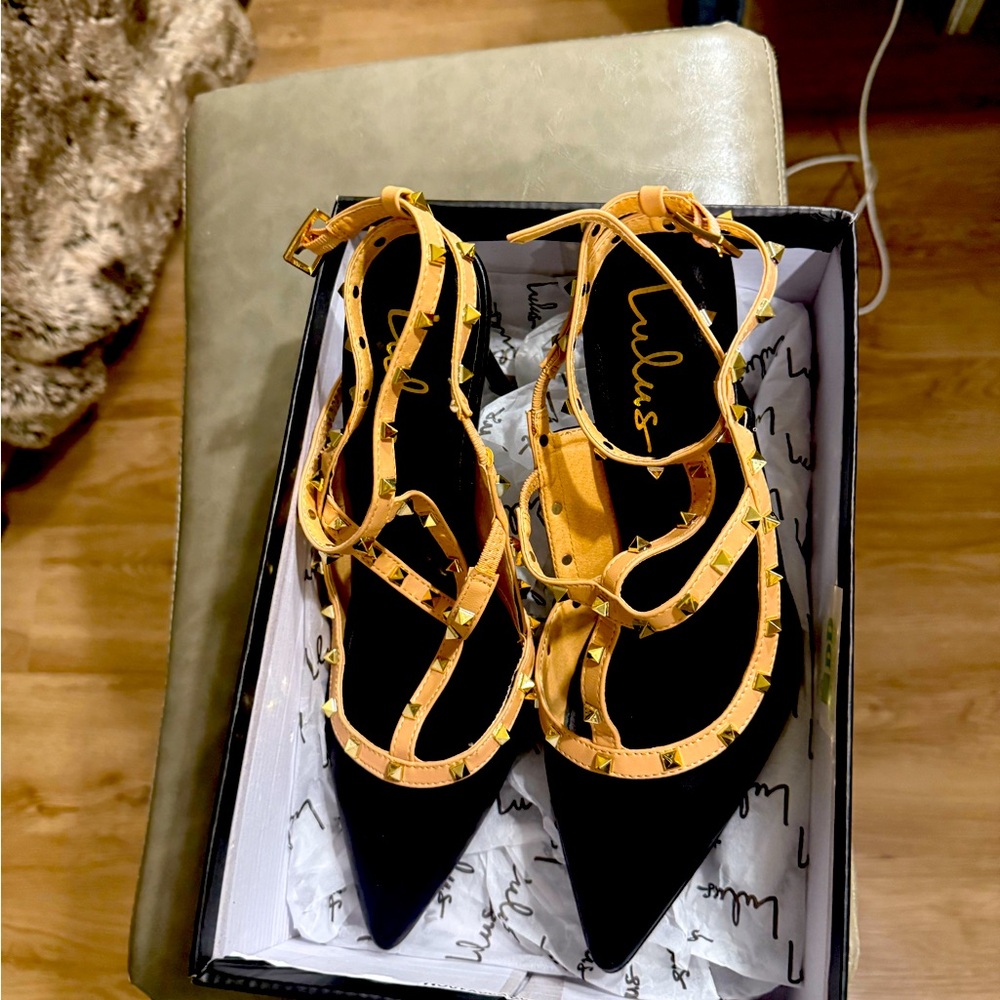 Lulus Black and tan studded close toe pumps